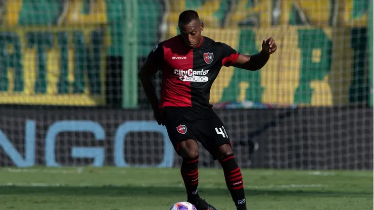 Desde Argentina aseguran que el jugador colombiano sigue perteneciendo a Newells.