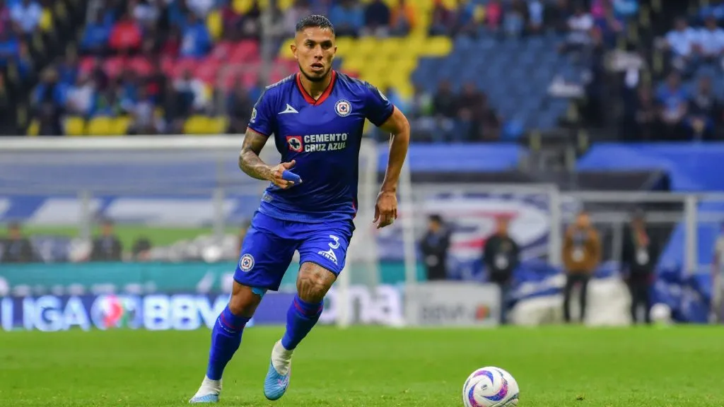 Carlos Salcedo estuvo muy firme en los duelos individuales (Imago7)