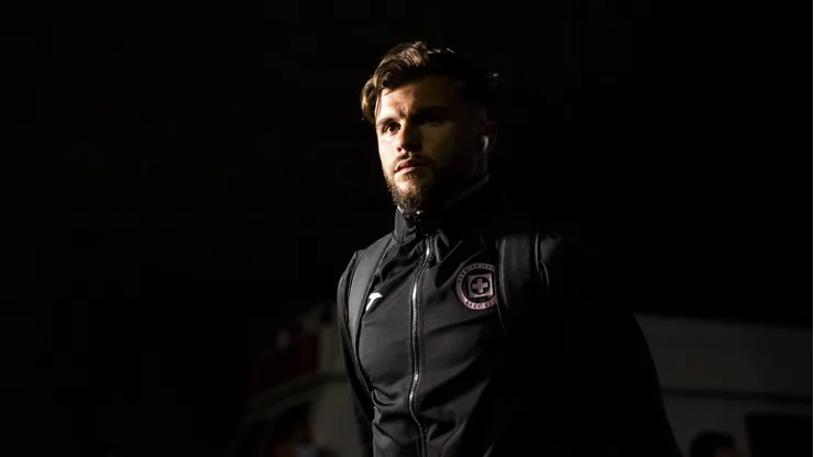 El futbolista charrúa es uno de los elementos de Cruz Azul que podría abandonar el club en las próximas horas.