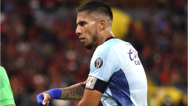 Carlos Salcedo fue el capitán de Cruz Azul en el debut.