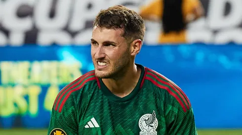 Santi Giménez es tundido por un ex Guadalajara.