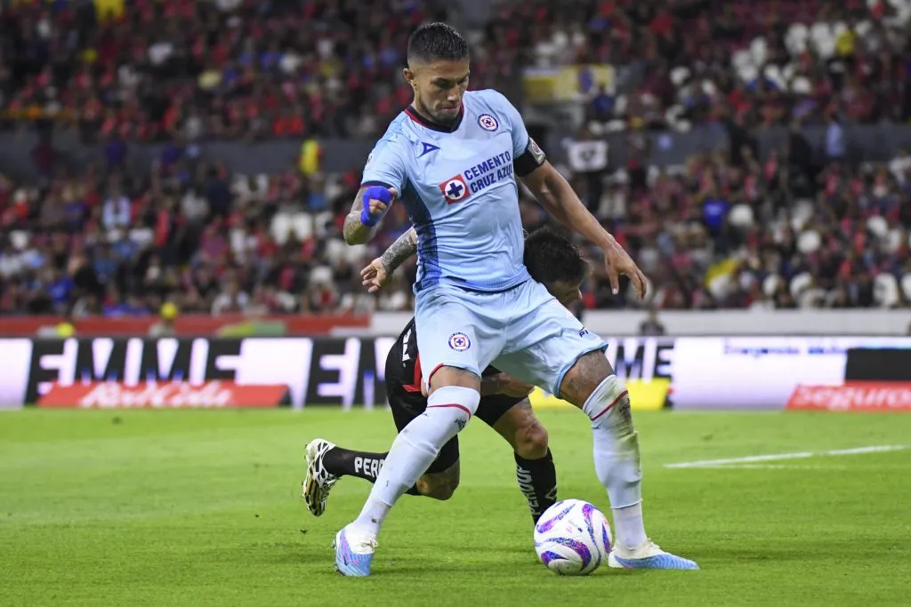 Salcedo dejó dudas en una defensa improvisada (Imago7)