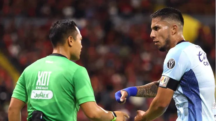 El defensor mexicano fue el encargado de llevar la cinta de capitán ante la ausencia de Juan Escobar.