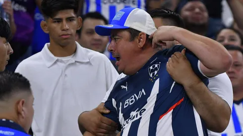 Los cementeros consiguieron su primera victoria del semestre en un duelo que también se jugó en las gradas.