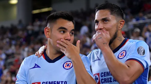 Carlos Salcedo tuvo que abandonar el terreno de juego por molestias físicas.