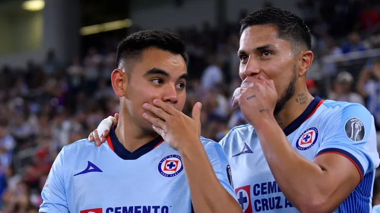 Carlos Salcedo tuvo que abandonar el terreno de juego por molestias físicas.