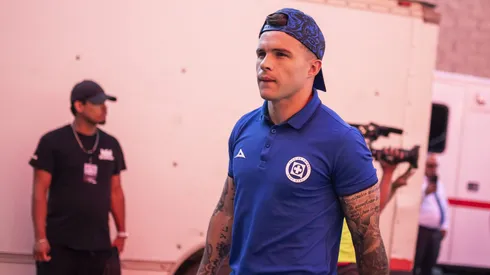 Los cementeros buscan fichar un delantero de garantías al tiempo de deshacerse del jugador charrúa.