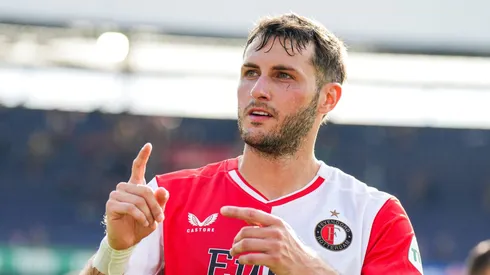 Santiago Giménez marcha en la cima de la tabla de goleo