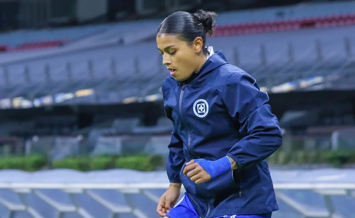 Daniela Flores abandona el estadio en ambulancia. ¡Fuerza, Blue ...