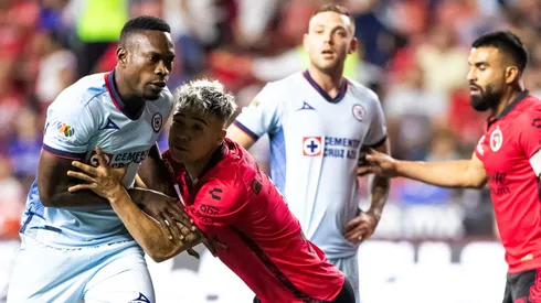 Cruz Azul busca la contratación de un centro delantero.