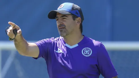 Joaquín Moreno jugaría con tres centrales.