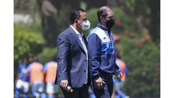 Victor Velazquez y Jaime Ordiales, directivos de Cruz Azul.