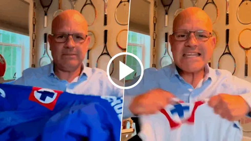 Periodista destroza playeras de Cruz Azul.