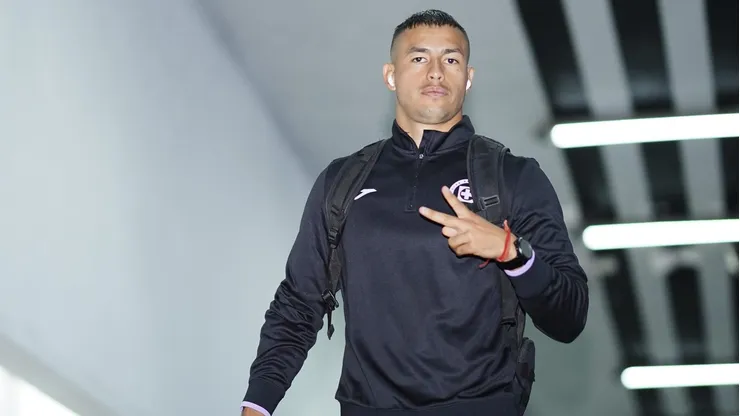 El jugador chileno ignoró un partido trascedental para la institución celeste y en cambio se despachó en felicitar a un amigo.