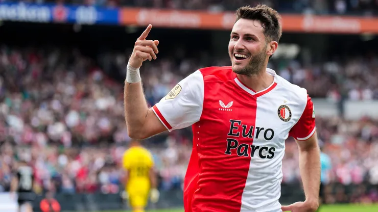 Santiago Giménez renovó con el Feyenoord