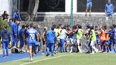 Cementeros y Gallos Blancos se enfrascaron en un conato de bronca que terminó con varios expulsados.