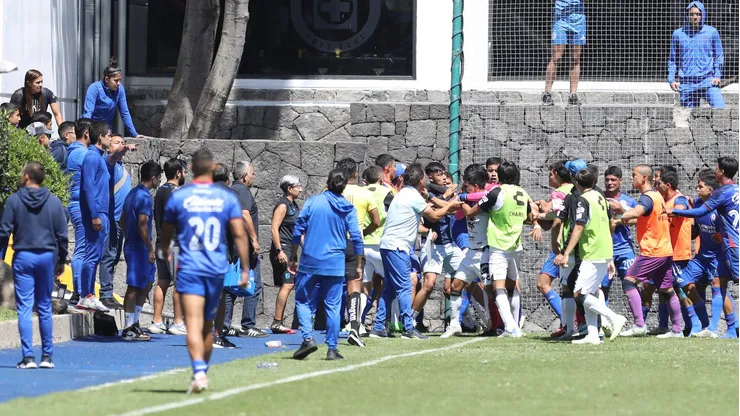 Cementeros y Gallos Blancos se enfrascaron en un conato de bronca que terminó con varios expulsados.
