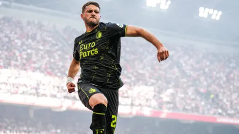 Santiago Giménez entre los máximos goleadores del futbol europeo