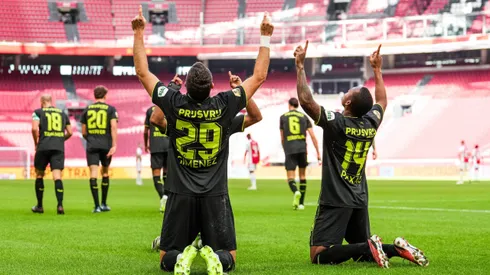 Santi Giménez firmó su primer triplete en Europa.