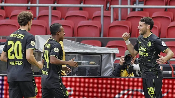 Santi Giménez firmó su primer triplete en Europa.