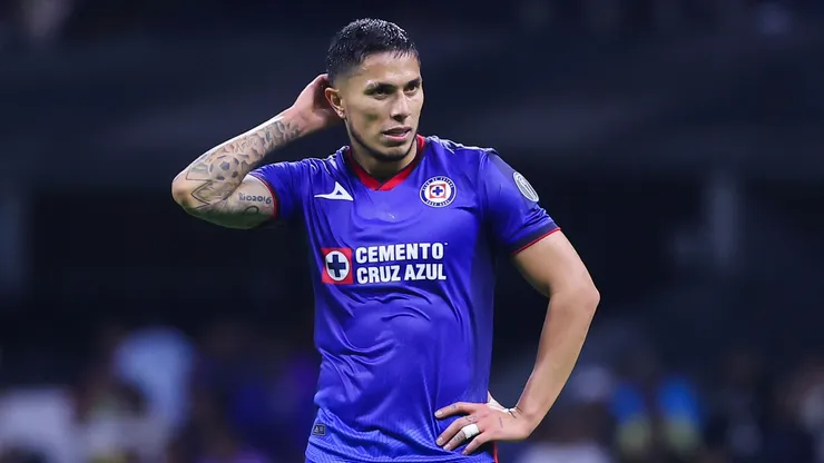 Carlos Salcedo busca su salida de Cruz Azul.