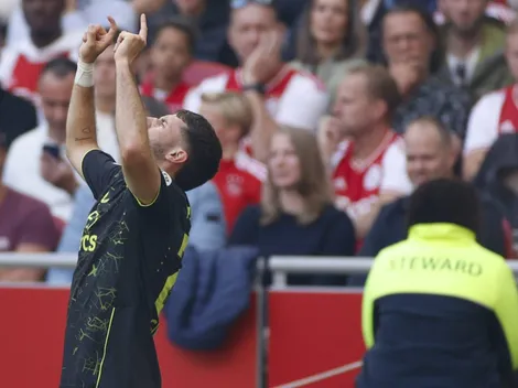 Y mientras Amsterdam ardía en llamas, esto hacía Santi en el vestuario