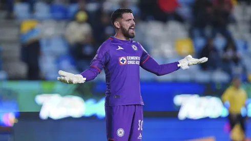 La llegada de un nuevo portero en Cruz Azul dependerá de Andrés Gudiño