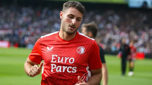 Santi Giménez no juega en el debut de Champions League.