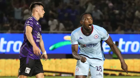 El colombiano Diber Cambindo se despachó con un doblete.