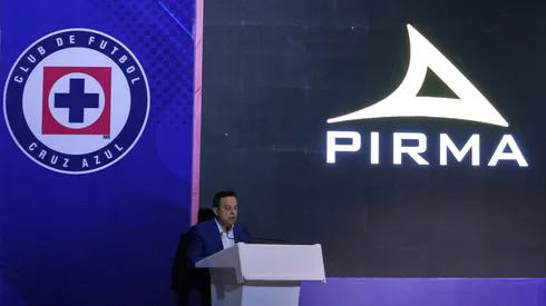 El delantero chileno no cuenta para el club pero el director técnico querría utilizarlo en caso de quedarse.