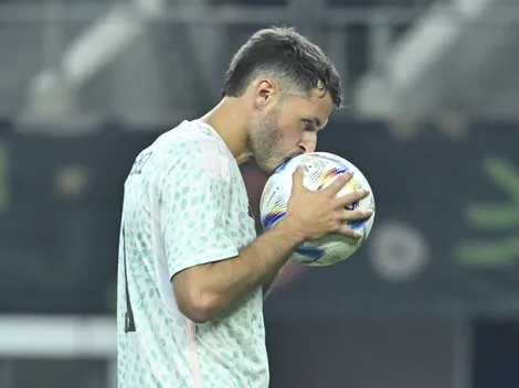 El feo gesto de Jiménez tras el mal cobro de Santiago Giménez en el empate de México