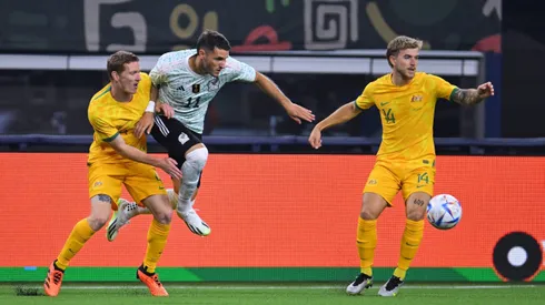 Santiago Giménez falló un penal ante Australia