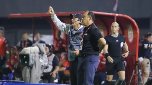 El ex entrenador de los cementeros sacó un empate en una de las plazas más difíciles de Sudamérica.