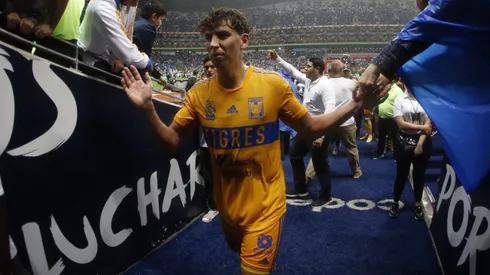 El defensor chileno no cuenta para el entrenador de los universitarios pero está resistido a irse.