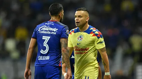 Intenso duelo entre Carlos Salcedo y Jonathan Rodríguez.