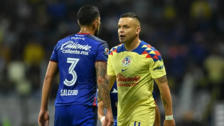 Intenso duelo entre Carlos Salcedo y Jonathan Rodríguez.