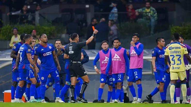 La roja contra Charly fue decretada por el VAR.