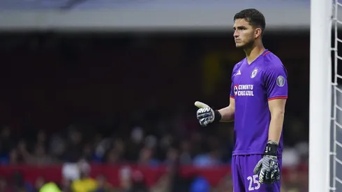 El veracruzano volvió a errores del pasado y el público del Azteca lo terminó silbando.