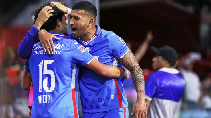 La afición respaldó a Escobar y Rivero.