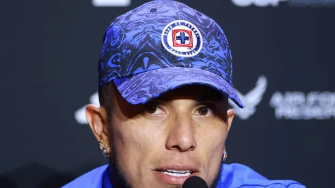 El defensor mexicano ha sido criticado por la mala influencia que estaría ejerciendo entre los más jovenes del vestuario.