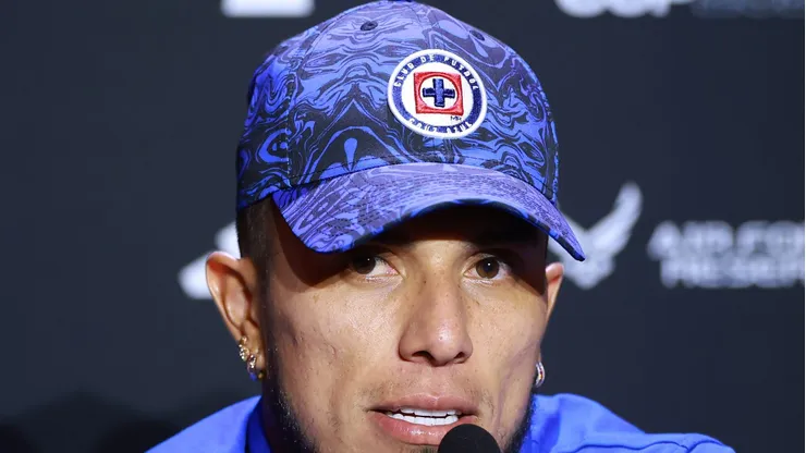 El defensor mexicano ha sido criticado por la mala influencia que estaría ejerciendo entre los más jovenes del vestuario.