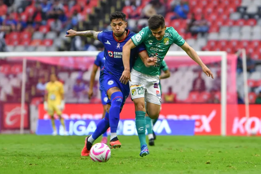 Cobertura de Carlos Salcedo en el juego ante León. (Imago 7)