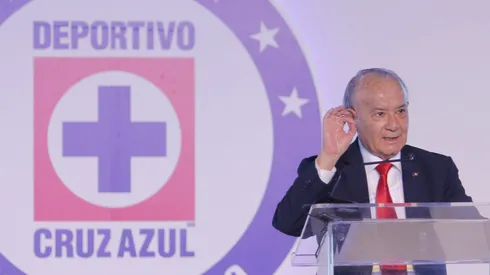 Sobre el ex presidente cementero pesan órdenes de captura pero el mantiene que es inocente. En su primera aparición después de tres años criticó al equipo.