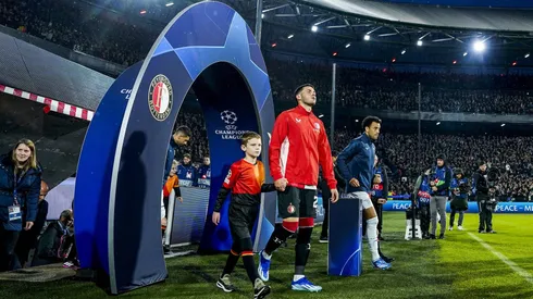 Santi Giménez es titular en Champions League.