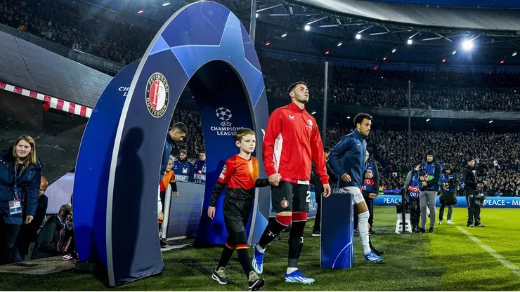 Santi Giménez es titular en Champions League.