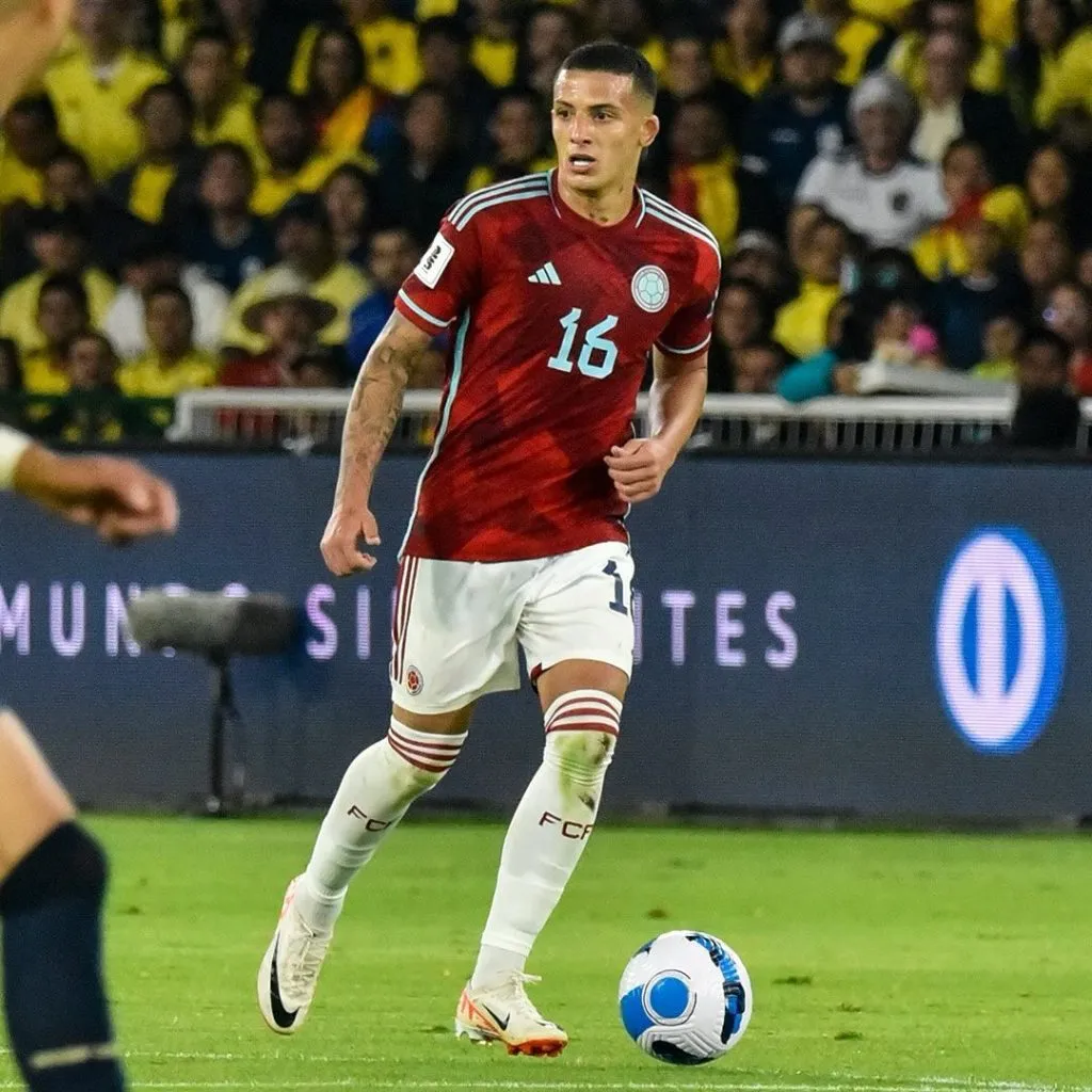 Kevin Castaño, en acción con Colombia. (Instagram @fcfseleccioncol)