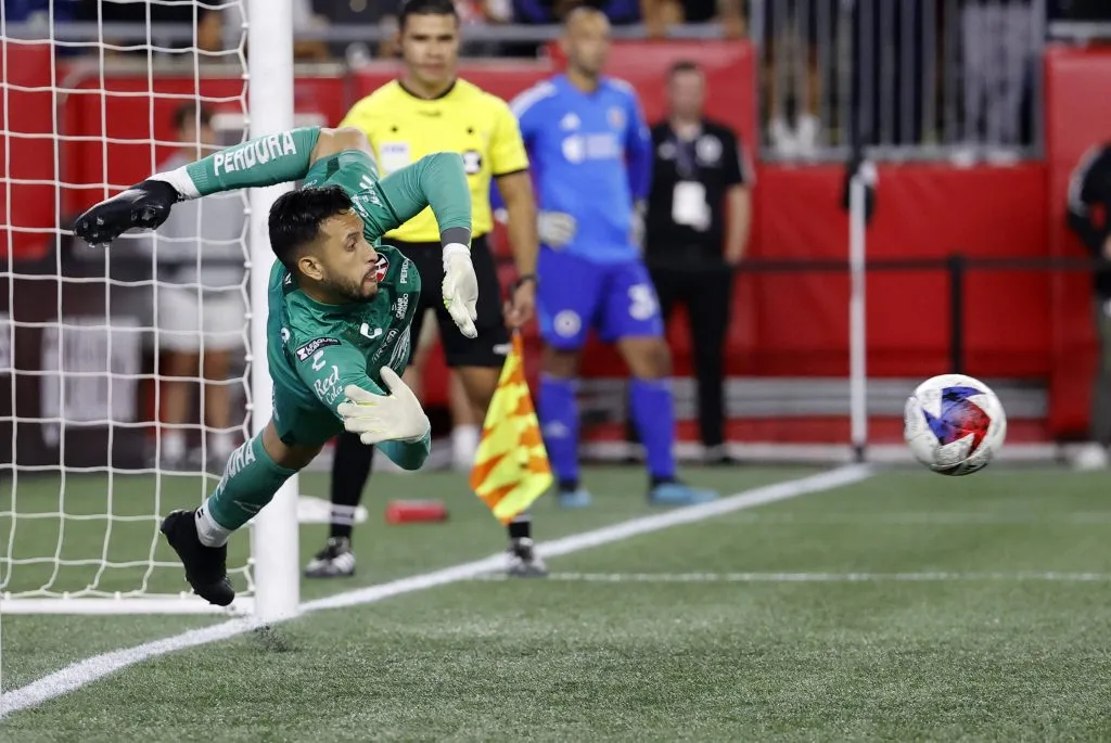 Camilo Vargas en acción con los Rojinegros del Atlas. (IMAGO)