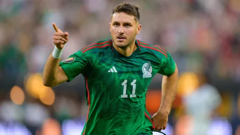 Santiago Giménez fue suplente en la victoria ante Ghana