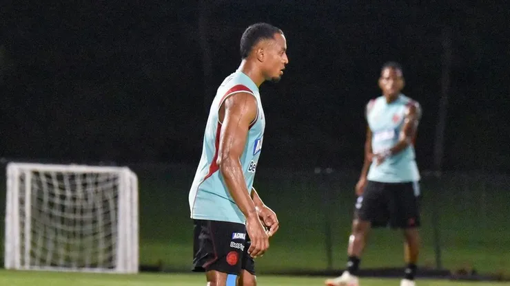 El defensor de los cementeros se encuentra concentrado con Colombia para la disputa de las Eliminatorias Sudamericanas.