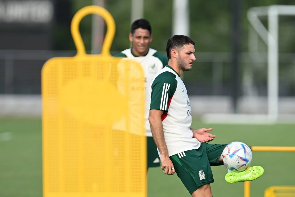 Santiago Giménez es candidato a llevar el 10 de México (Imago)